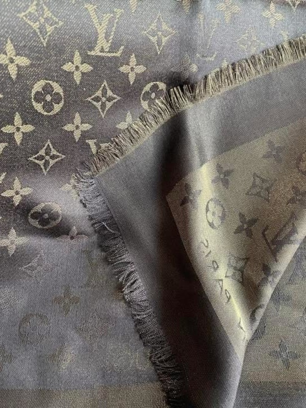 Louis Vuitton Brown SHINE Monogram Jacquard Scarf - Picture 3 of 8
